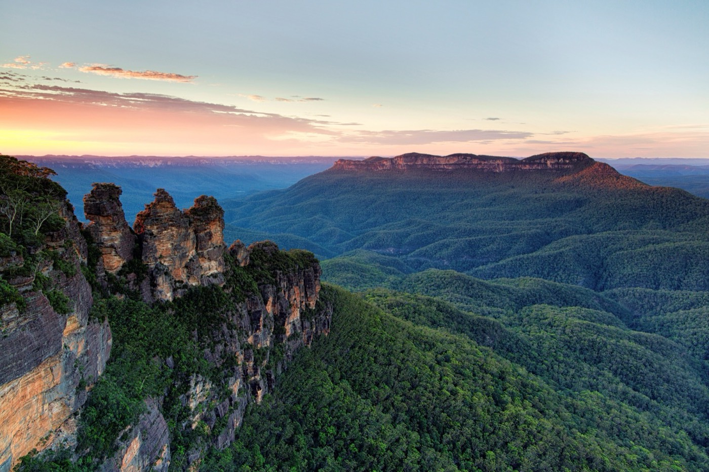 The Three Sisters rock formation above the Jamison Valley, Blue Mountains, at dusk